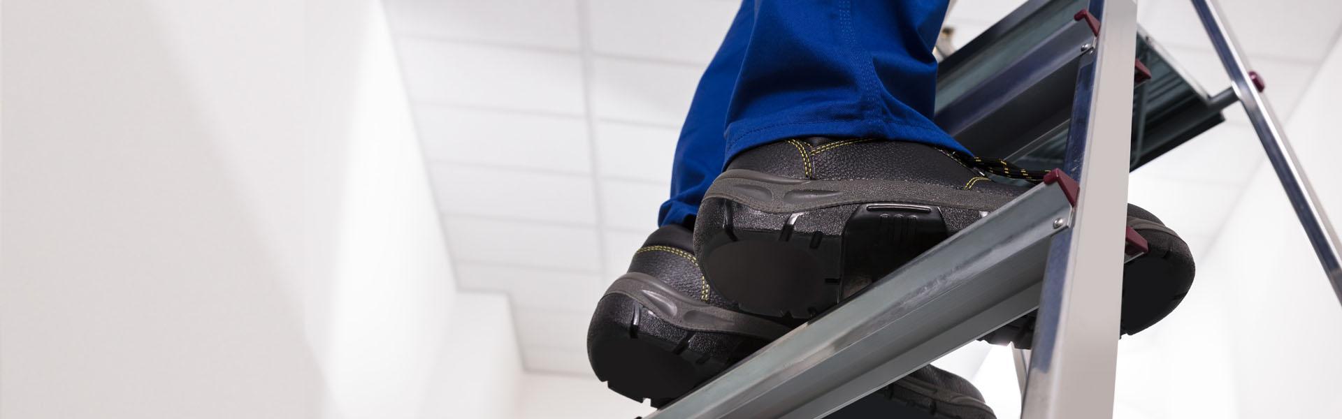 Slajd - 2 - mężczyzna stojący na drabinie